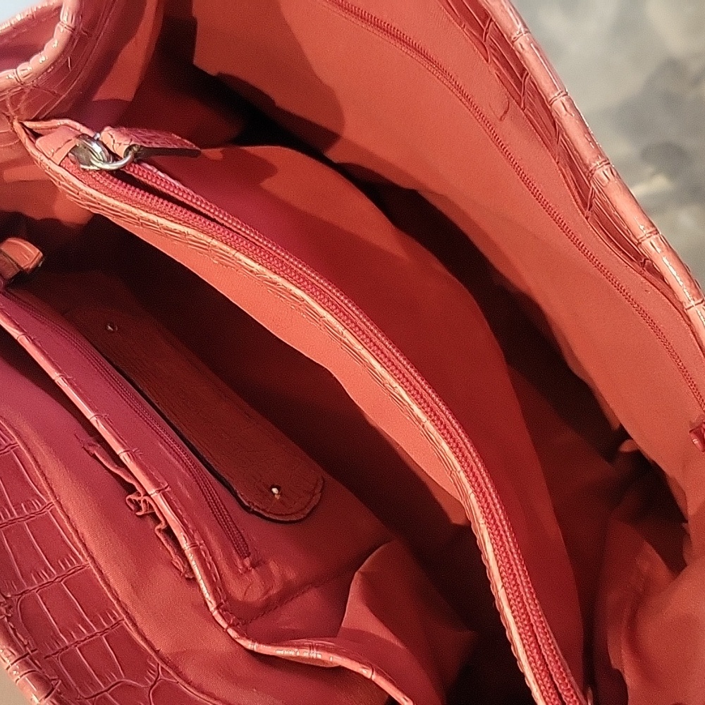 LIZ CLAIBORNE SAMON CRIC DESIGN HANDBAG & WRISTLET SET - Picture 9 of 12